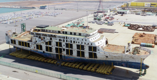 세월호는 일어섰지만…      (목포=연합뉴스) 천정인 기자 = 세월호 참사 5주기를 하루 앞둔 15일 전남 목포신항에 인양돼 있는 세월호 곳곳에 참사의 흔적이 남아있다. 2019.4.15      iny@yna.co.kr  (끝)